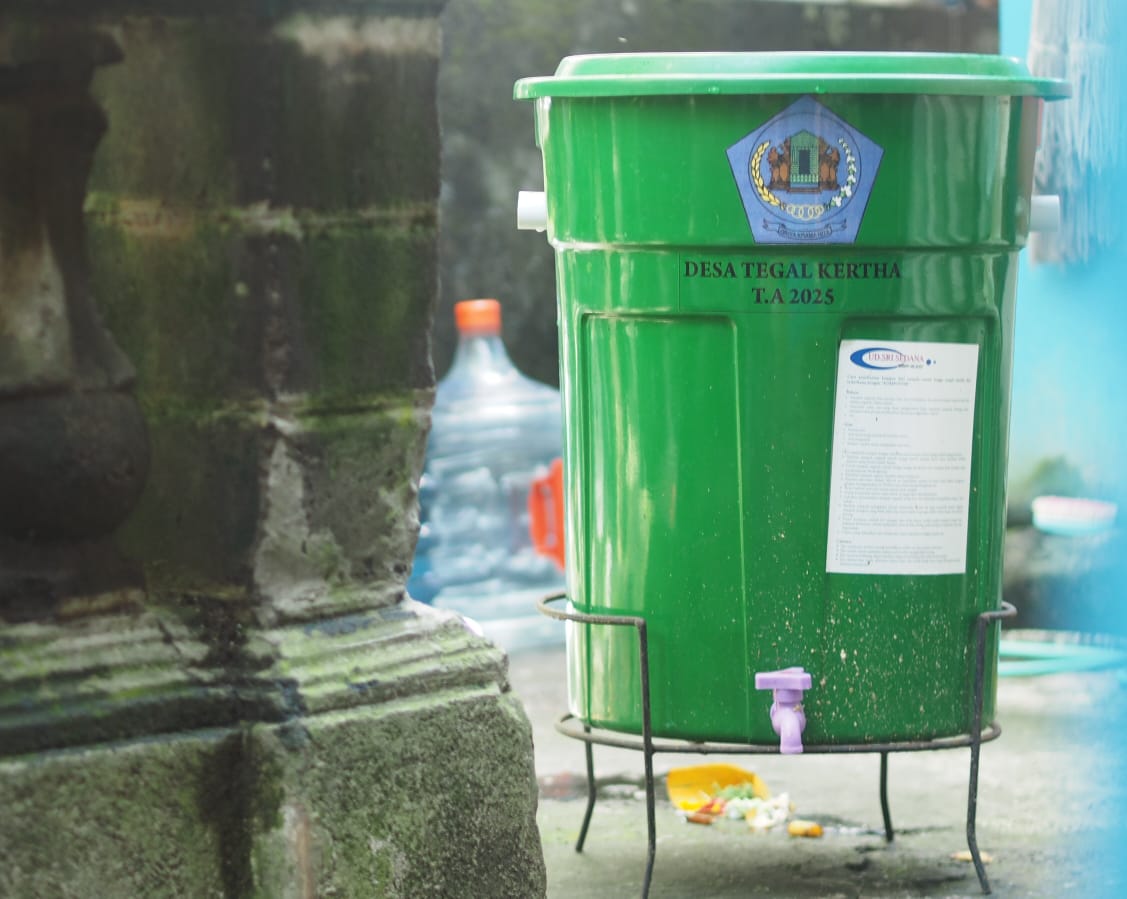 Tong komposter dimanfaatkan warga untuk mengolah sampah organik rumah tangga secara ramah lingkungan.