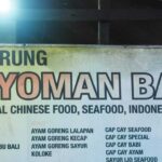 Suasana Warung Nyoman sebagai kuliner lokal yang mencerminkan identitas pariwisata Bali.