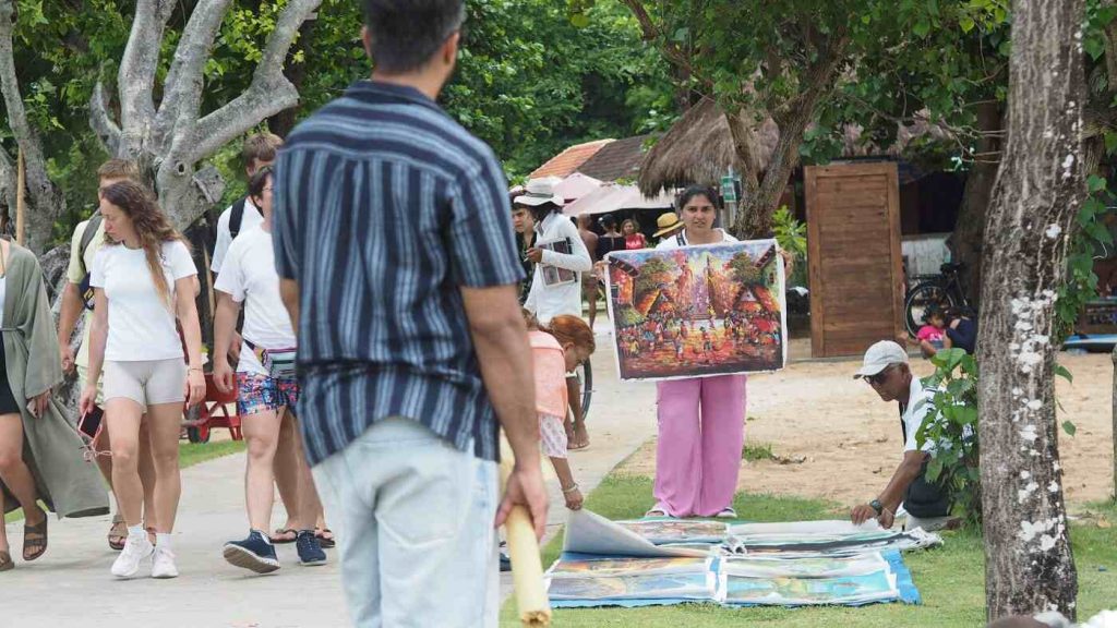 Karya seni kanvas menjadi saksi tradisi yang tetap hidup di tengah dinamika pariwisata Bali.