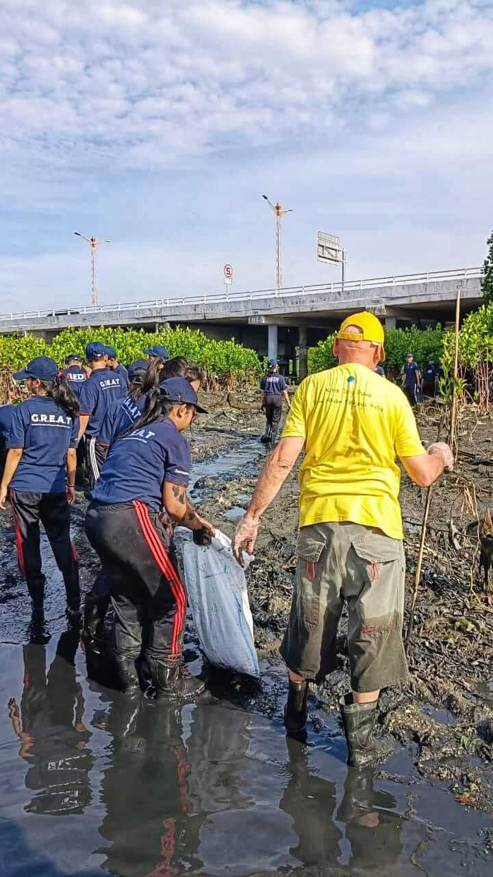 Komunitas BumiKita berkolaborasi dengan mahasiswa Kampus Mediterranean Bali dalam kegiatan CSR pada 8 Februari 2025.