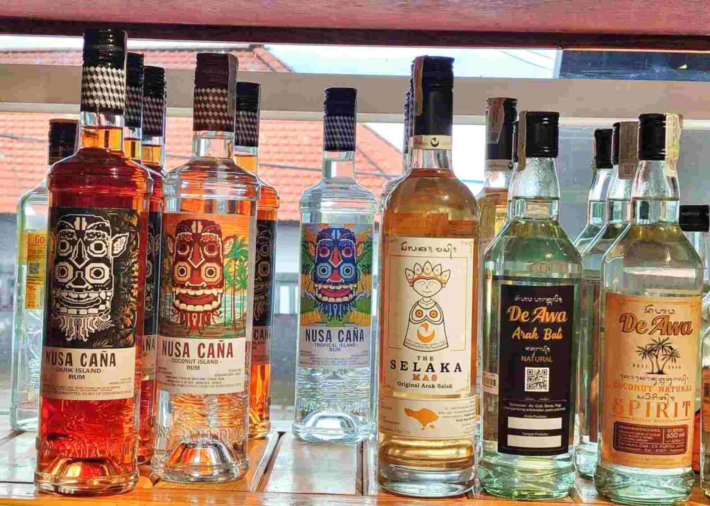 Botol Arak Bali ditampilkan dengan tampilan modern, mencerminkan pertemuan tradisi dan masa kini.