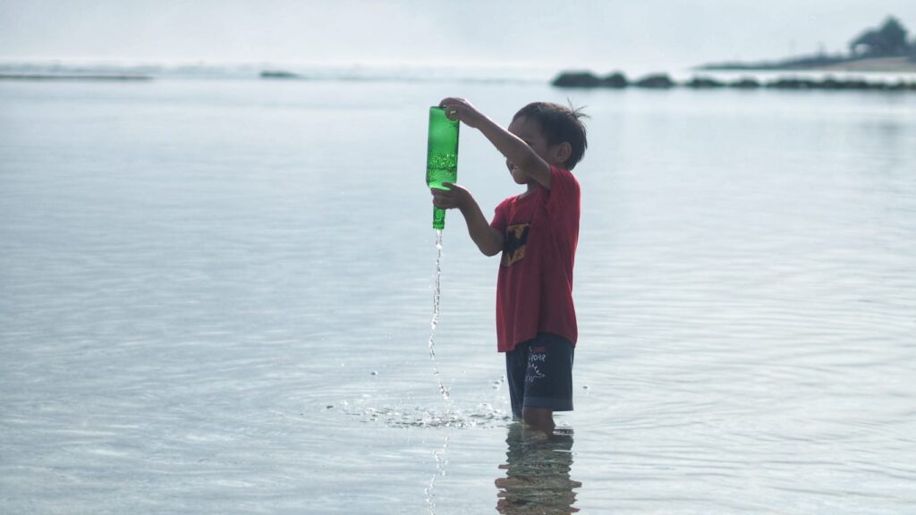 Anak-anak bermain bersama di ruang terbuka dengan ekspresi ceria dan bebas.