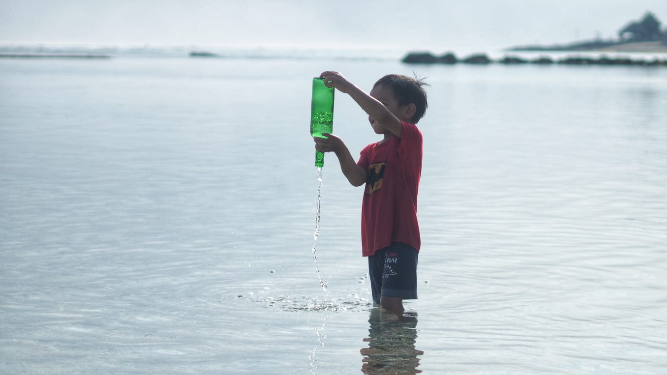 Anak-anak bermain bersama di ruang terbuka dengan ekspresi ceria dan bebas.