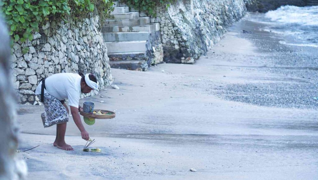 Canang sari tersusun rapi sebagai persembahan harian di Bali.