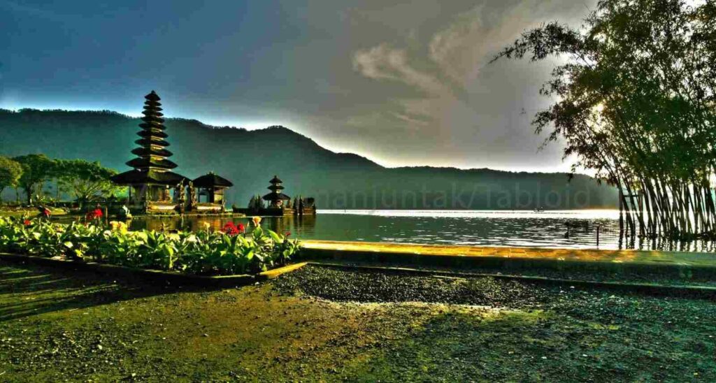 Lanskap Bali yang tenang, merepresentasikan kehidupan dan cerita yang tumbuh di dalamnya.