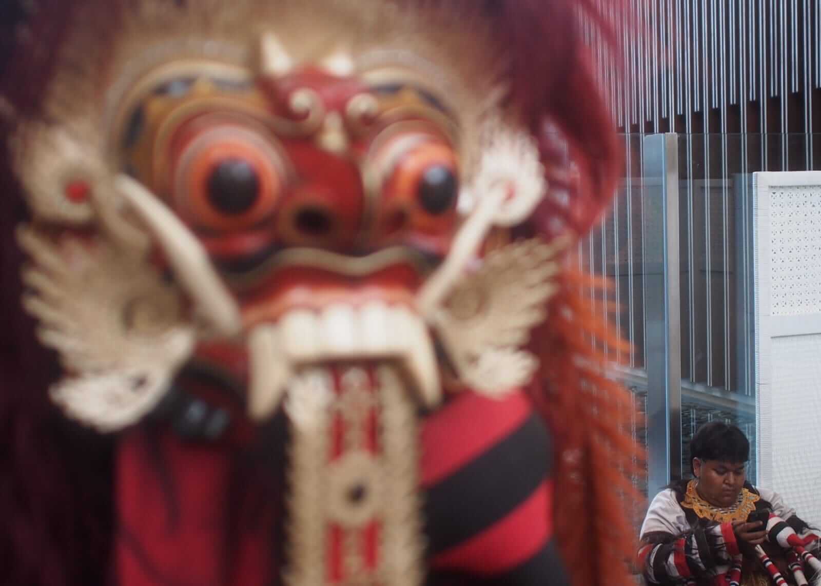 Lukisan sosok Barong yang terpajang di ruang publik sebagai simbol kearifan budaya Bali.