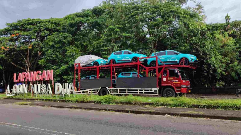 Beberapa truk mengangkut armada taksi yang terparkir di kawasan Lapangan Lagoon, Nusa Dua.