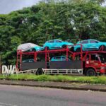 Beberapa truk mengangkut armada taksi yang terparkir di kawasan Lapangan Lagoon, Nusa Dua.