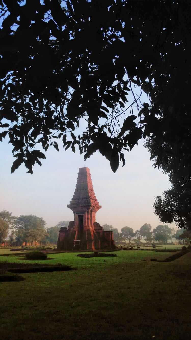 Tampak Candi Bajang Ratu berdiri kokoh dengan detail arsitektur kuno yang masih terjaga.