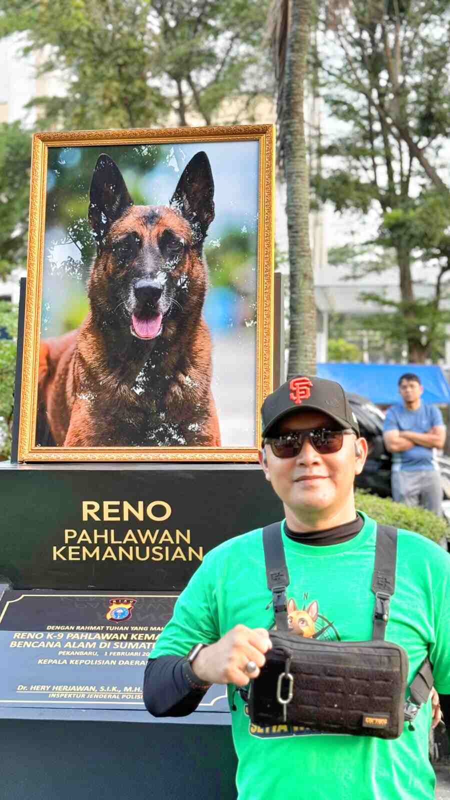 Daniel tampil sebagai musisi dalam karya solo dengan ekspresi reflektif.