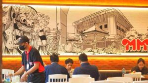 Suasana restoran MM Juice RS Sanglah dengan aktivitas pengunjung yang datang silih berganti.