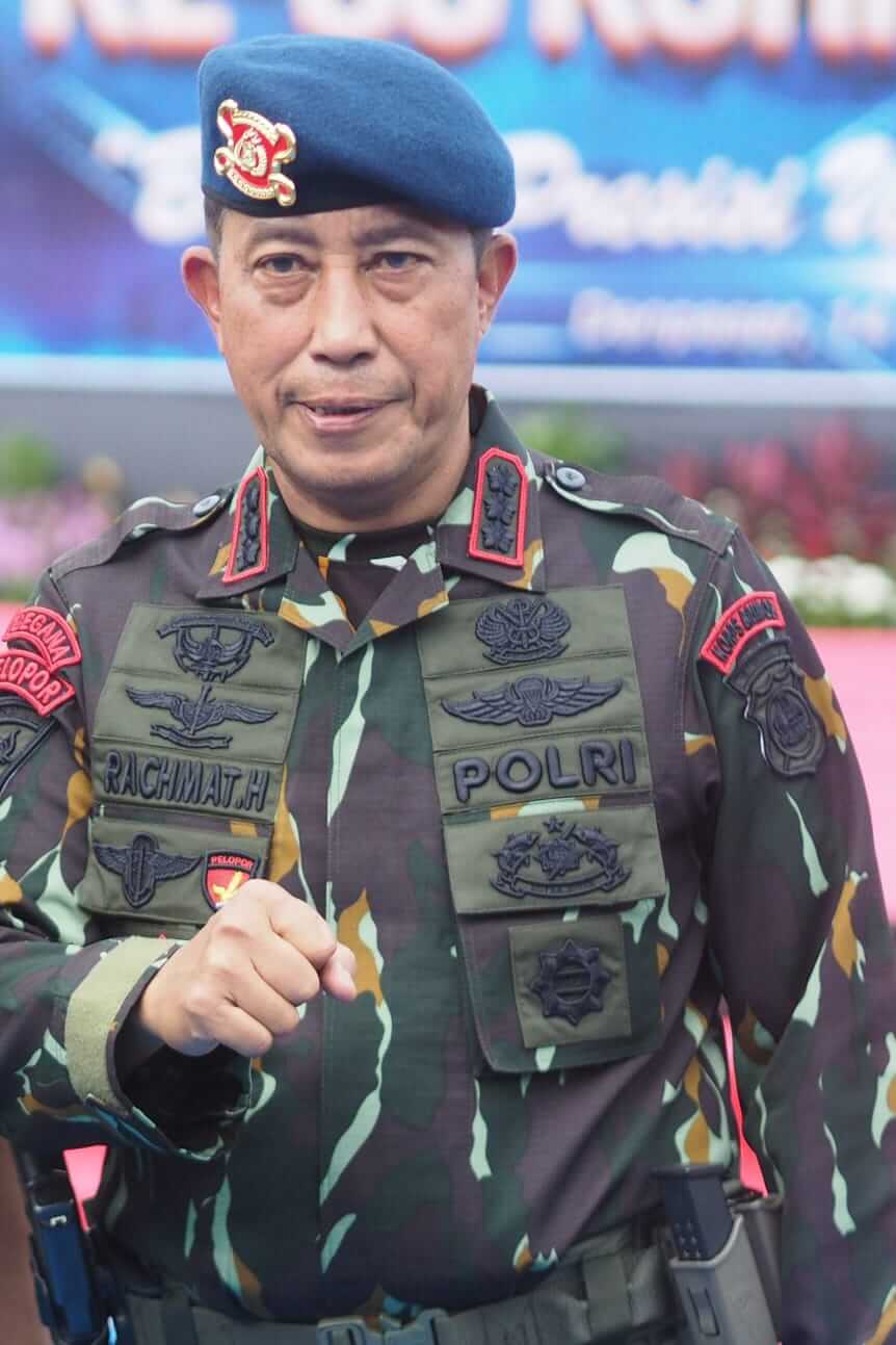 Suasana ruang singgah dengan kursi dan pengunjung yang duduk diam dalam keheningan.