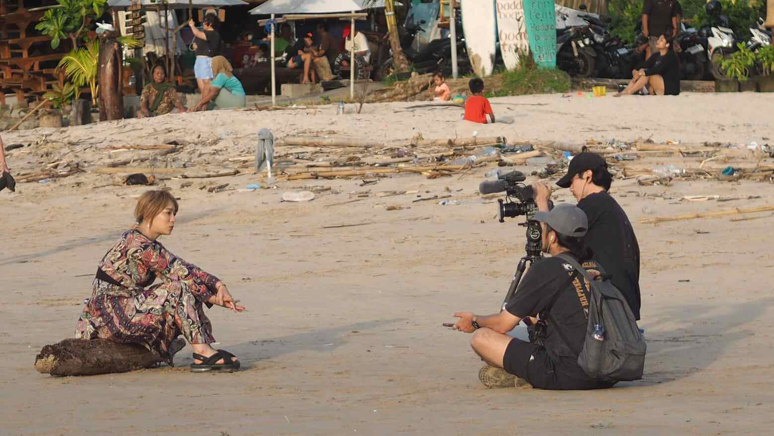 Sejumlah wisatawan menikmati suasana di kawasan pariwisata Bali di tengah aktivitas harian.