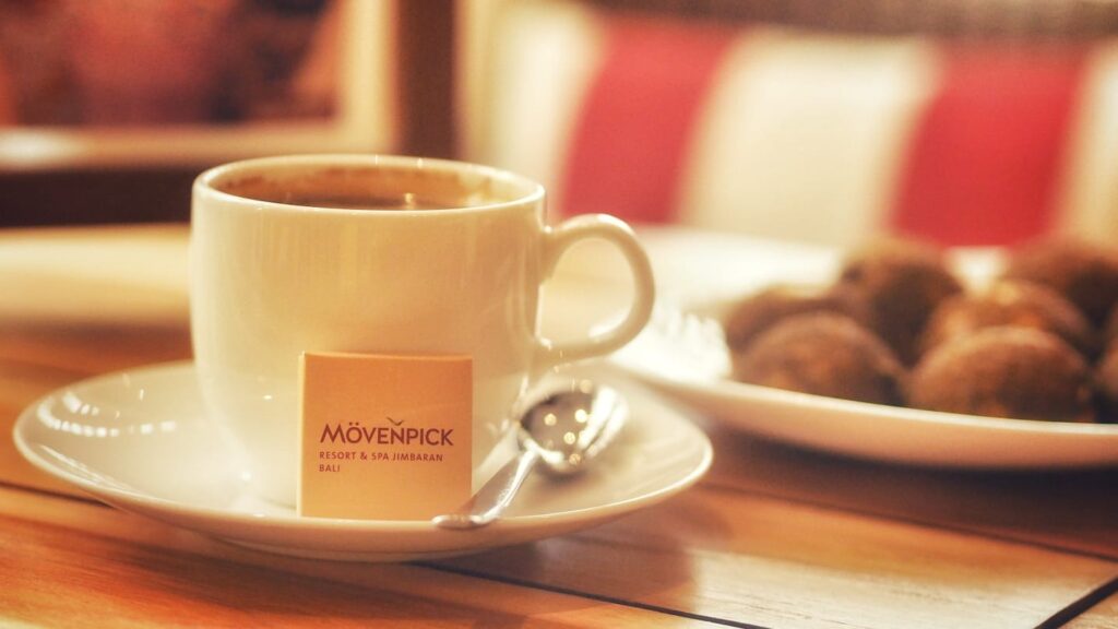 Suasana pagi yang tenang di Mövenpick Bali dengan aktivitas sarapan keluarga.