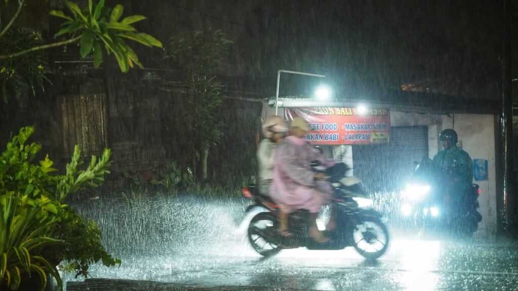 Hujan deras disertai angin melanda kawasan Ungasan pada malam hari.