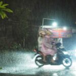 Hujan deras disertai angin melanda kawasan Ungasan pada malam hari.