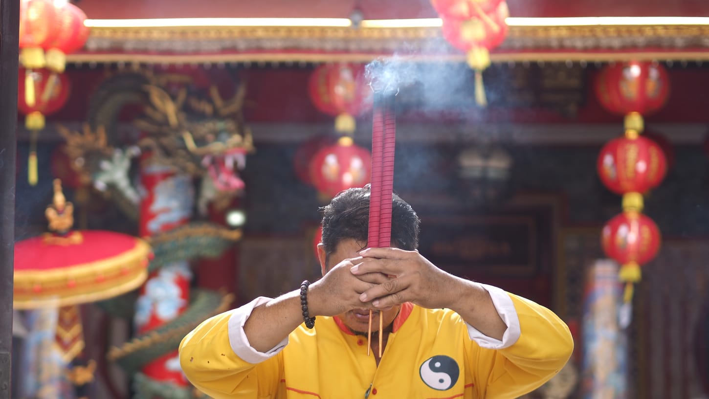 Suasana perayaan Imlek di kawasan Kuta dengan nuansa budaya dan kebersamaan.