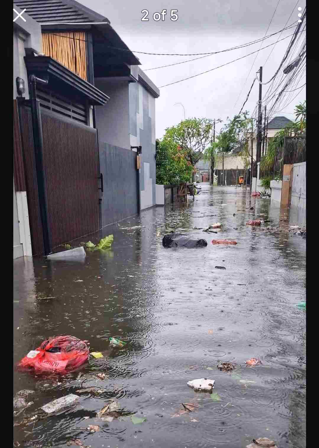 Genangan banjir menutup badan Jalan Bumi Ayu di kawasan Sanur, Denpasar.