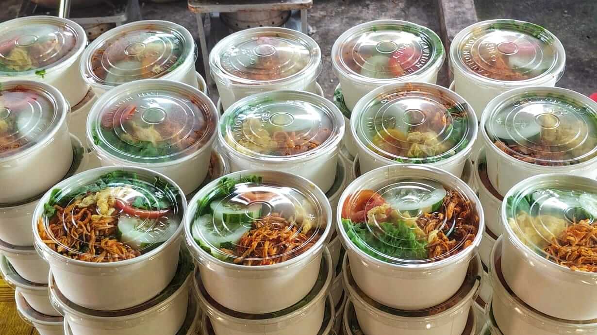 Kegiatan Jumat Berkah berupa pembagian makan siang sebagai bentuk kebersamaan dan kepedulian.