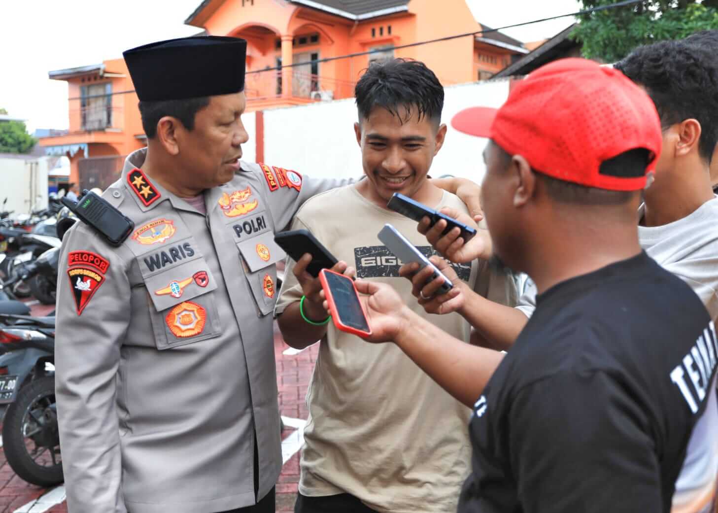 Kapolda Maluku Utara berdiskusi santai bersama jurnalis di sela sebuah kegiatan.