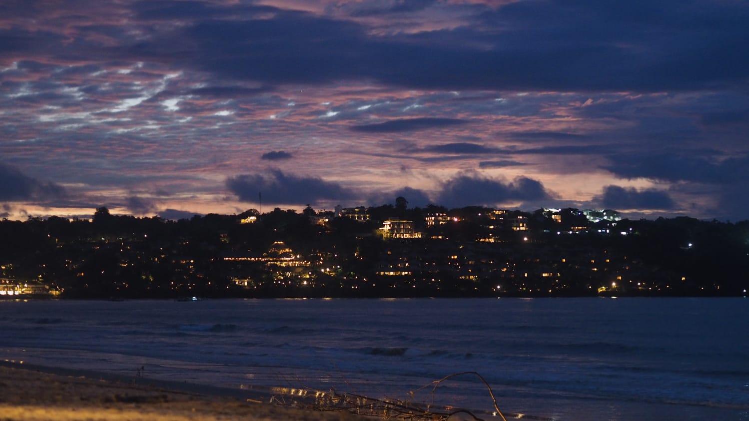 Perubahan warna langit saat senja di kawasan Jimbaran, Bali.