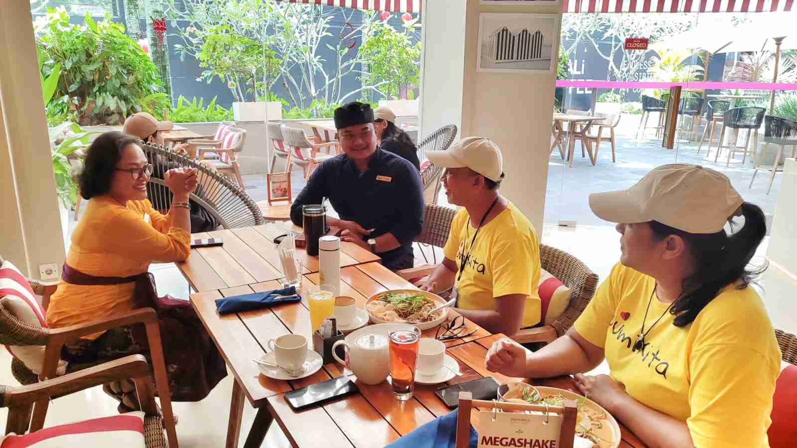 Perwakilan Komunitas BumiKita dan Mövenpick Bali berdiskusi dalam kegiatan kolaborasi lingkungan.