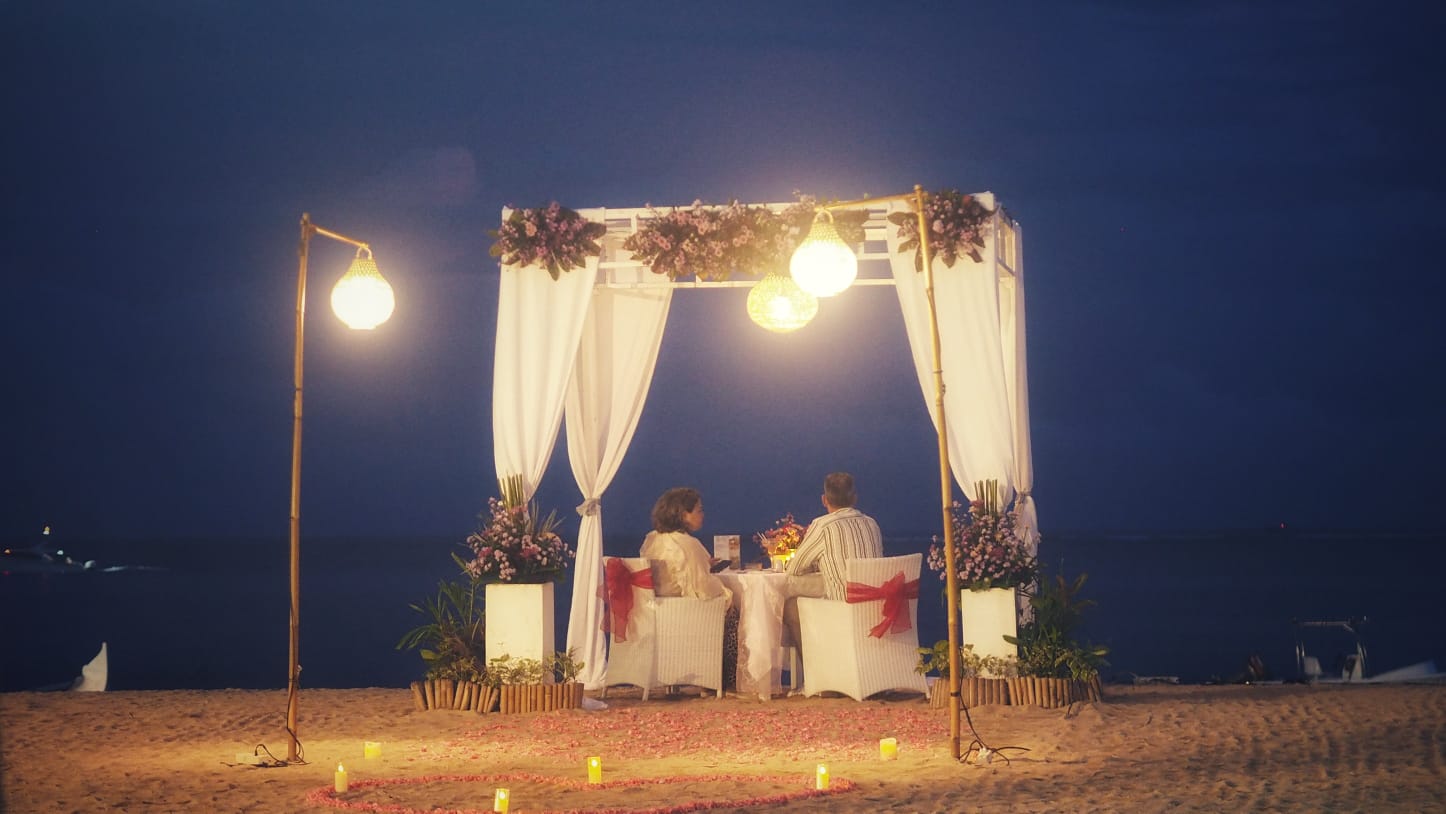 Momen kebersamaan keluarga lintas generasi dalam perayaan Hari Valentine.