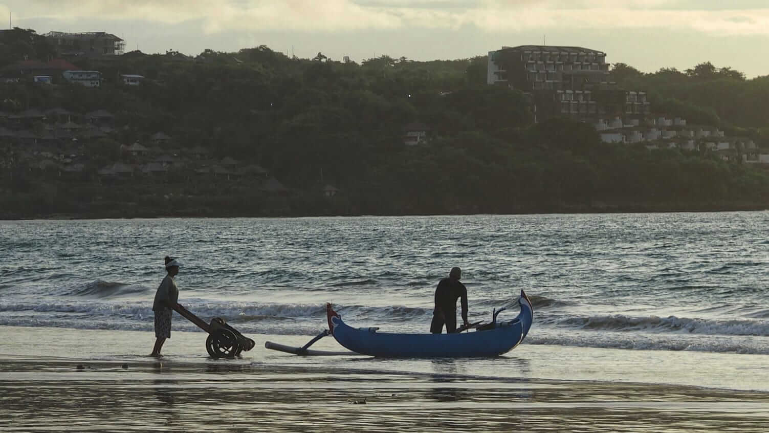 Perahu nelayan bersandar tenang, menandai akhir perjalanan dan awal cerita kehidupan.