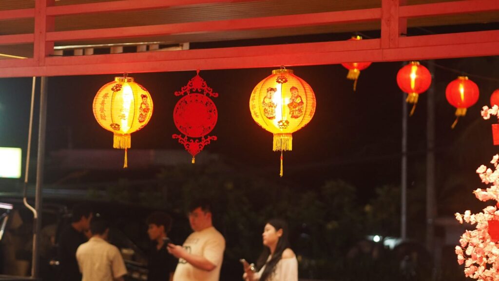 Suasana perayaan Imlek di Bali yang menampilkan dekorasi khas dan keberagaman budaya.