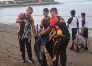 Personel Batalyon C Pelopor bersama stakeholder melaksanakan kerja bakti di kawasan pesisir Pantai Gilimanuk.