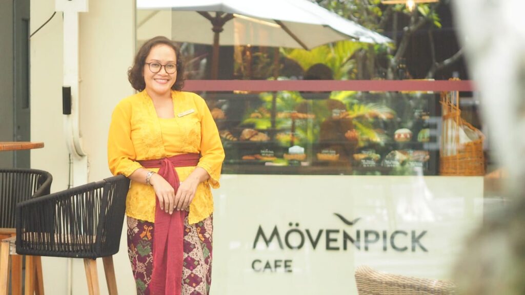 Renny beraktivitas dalam lingkungan kerja di Mövenpick Resort & Spa Jimbaran Bali.