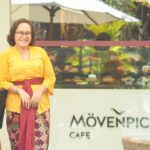 Renny beraktivitas dalam lingkungan kerja di Mövenpick Resort & Spa Jimbaran Bali.