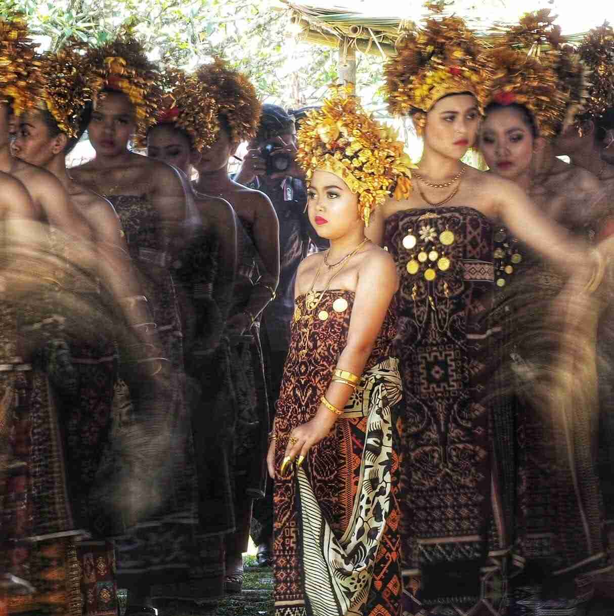 Tari Rejang Abuang ditarikan oleh masyarakat Desa Adat Tenganan Pegringsingan sebagai bagian dari upacara adat sakral.