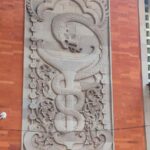 Tulisan angka tahun 20–3–1978 pada sebuah objek yang merefleksikan jejak nilai dan sejarah.