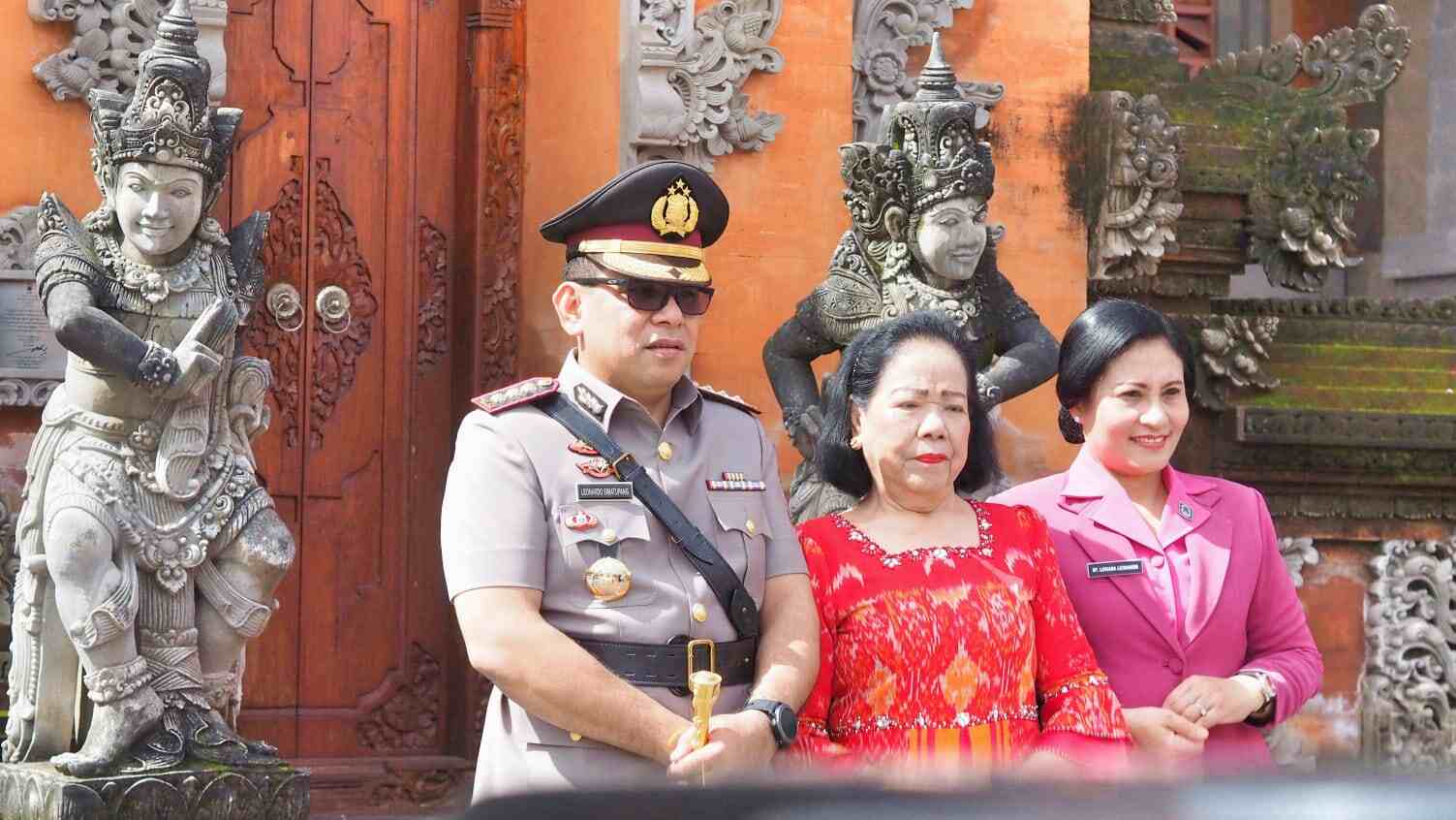 Kombes Pol Leonardo David Simatupang berfoto bersama keluarga usai acara serah terima jabatan.