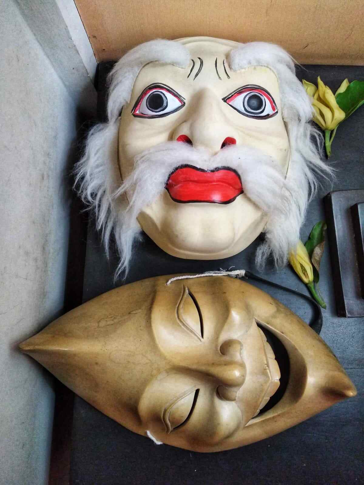 Siluet wajah manusia dengan ekspresi tenang dalam permainan cahaya dan bayangan.