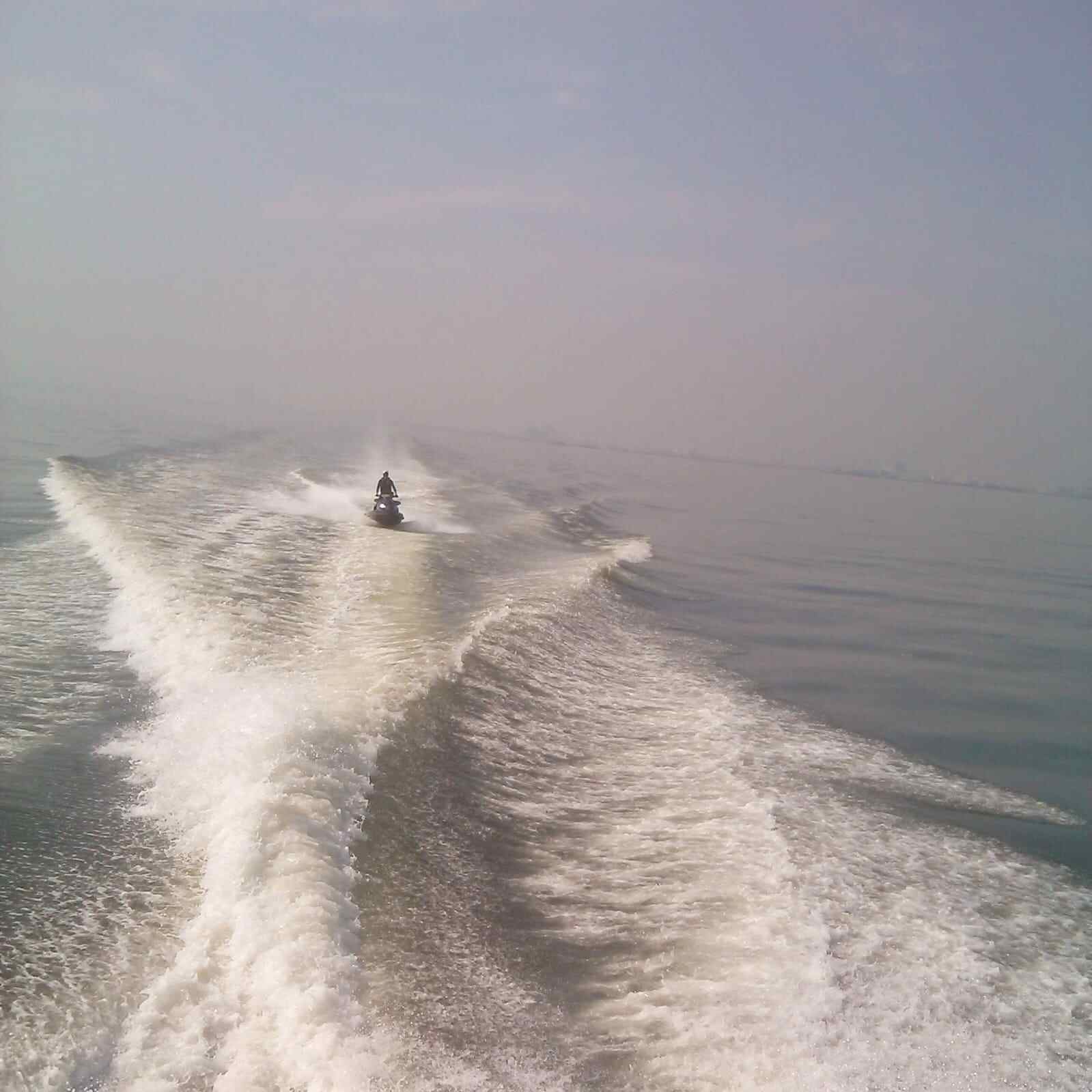 Jejak yang tertinggal di sebuah lanskap tenang, menandakan pernah ada perjalanan yang melintas.