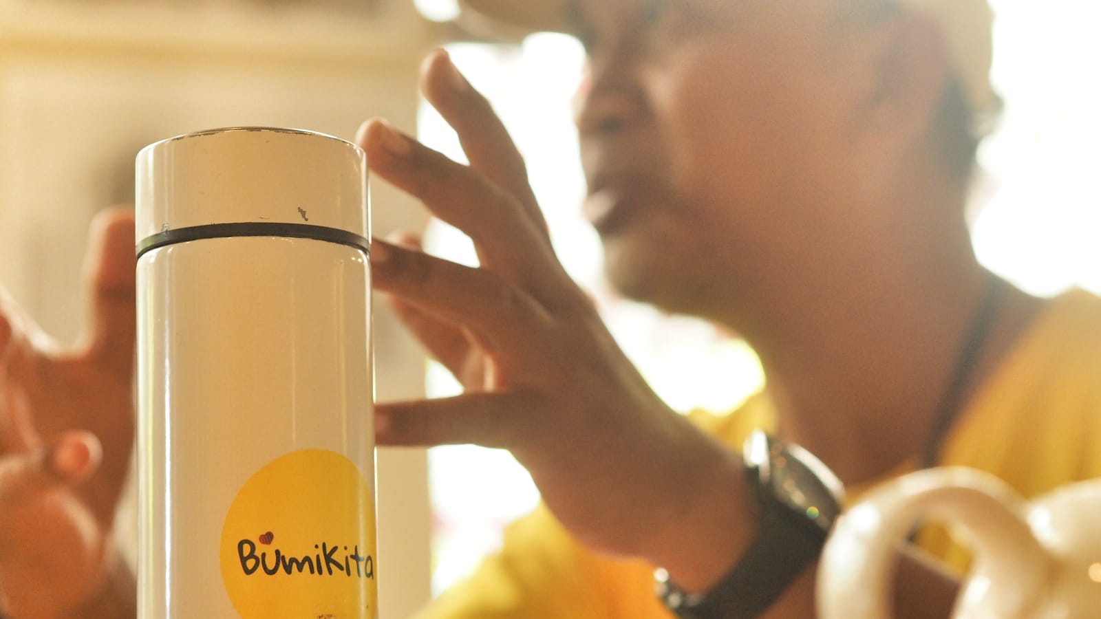 Wayan Aksara membawa tumbler saat beraktivitas sebagai bentuk kepedulian lingkungan.