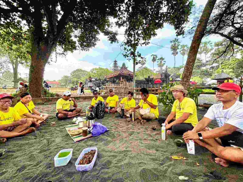 Kegiatan bersih pantai di Pantai Pering dengan partisipasi komunitas Clean Up Bali.