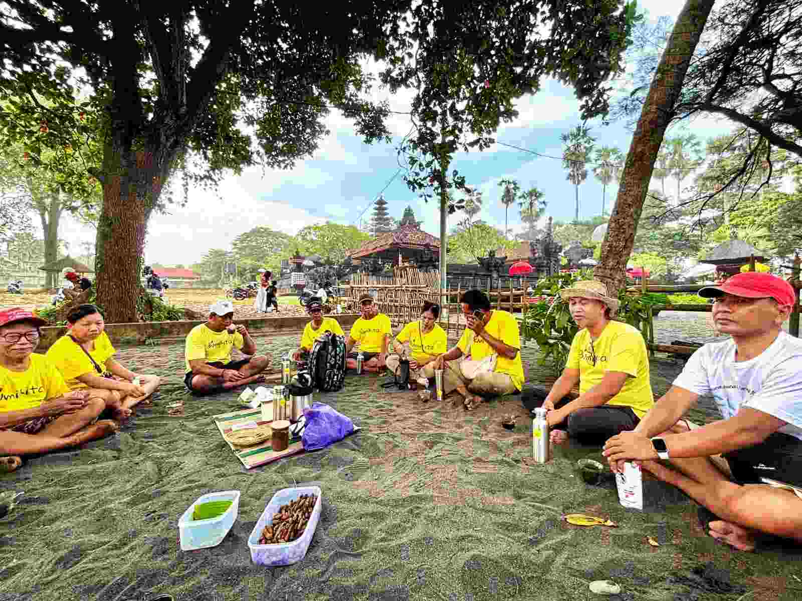 Kegiatan bersih pantai di Pantai Pering dengan partisipasi komunitas Clean Up Bali.