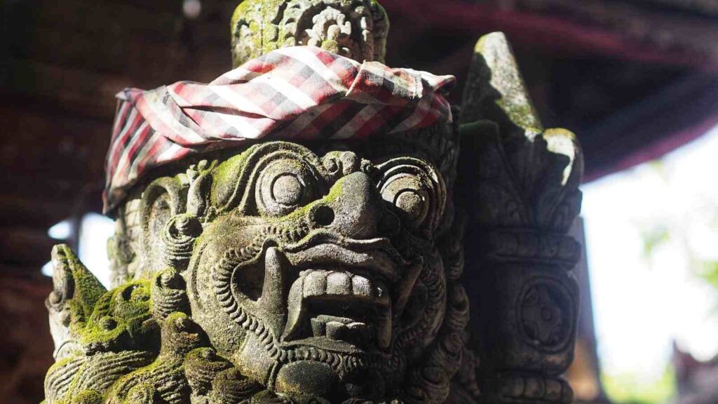 Arca batu berdiri tenang sebagai simbol penjaga nilai dan waktu.