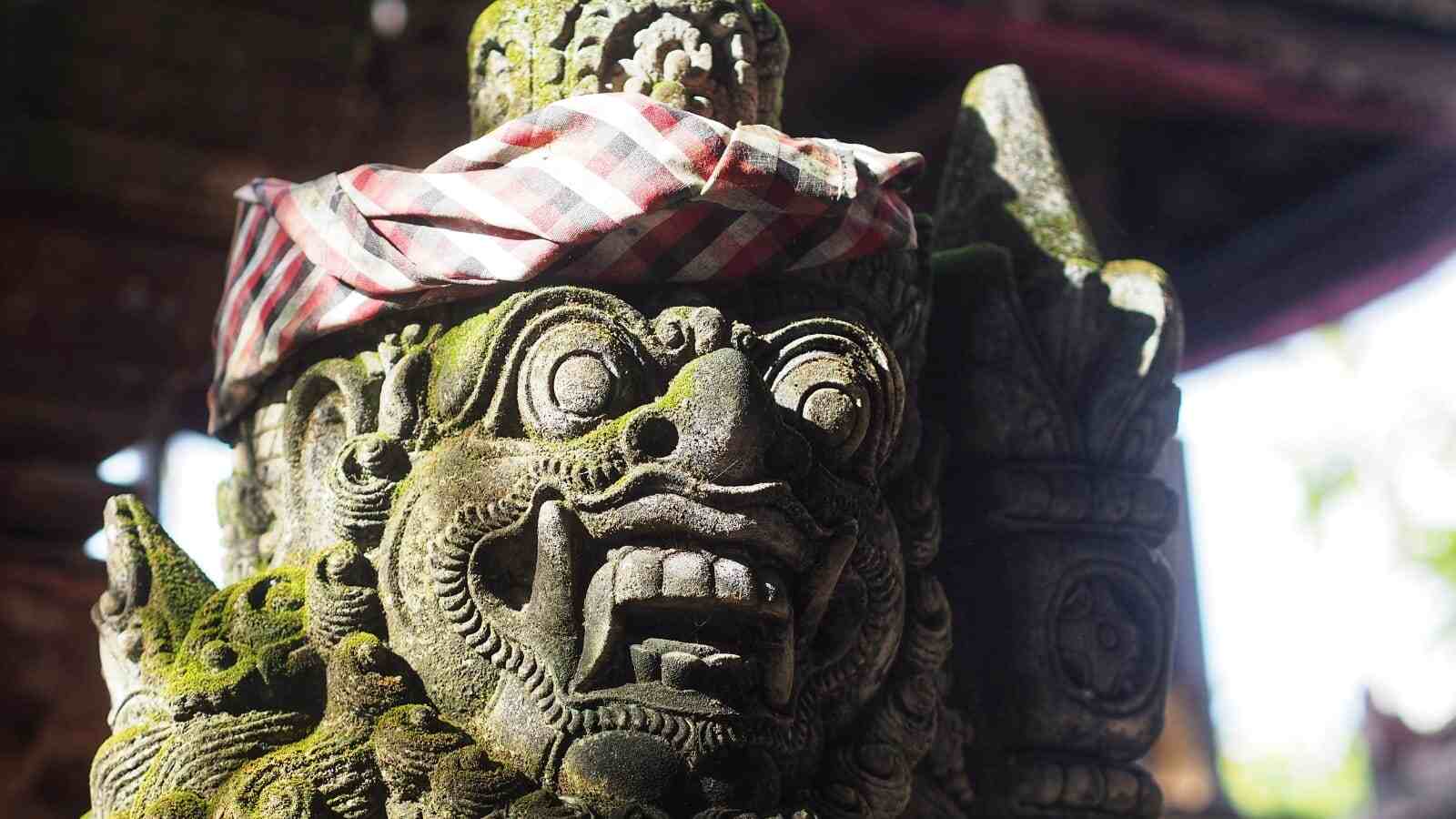 Arca batu berdiri tenang sebagai simbol penjaga nilai dan waktu.