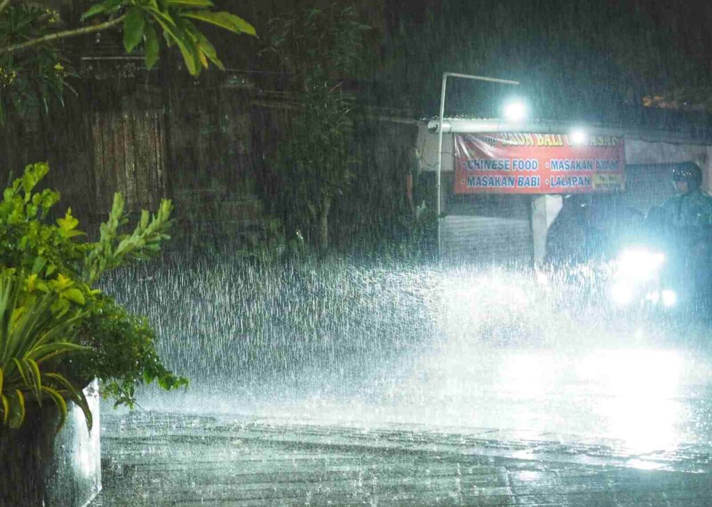 Kondisi cuaca mendung di Bali dengan potensi hujan lebat dan angin kencang.