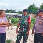 Babinsa Desa Kutuh bersama Bhabinkamtibmas melakukan pemeriksaan penduduk pendatang di wilayah binaan.