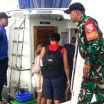Babinsa Koptu I Komang Pasek memantau keamanan dan operasional posko di wilayah Serangan.