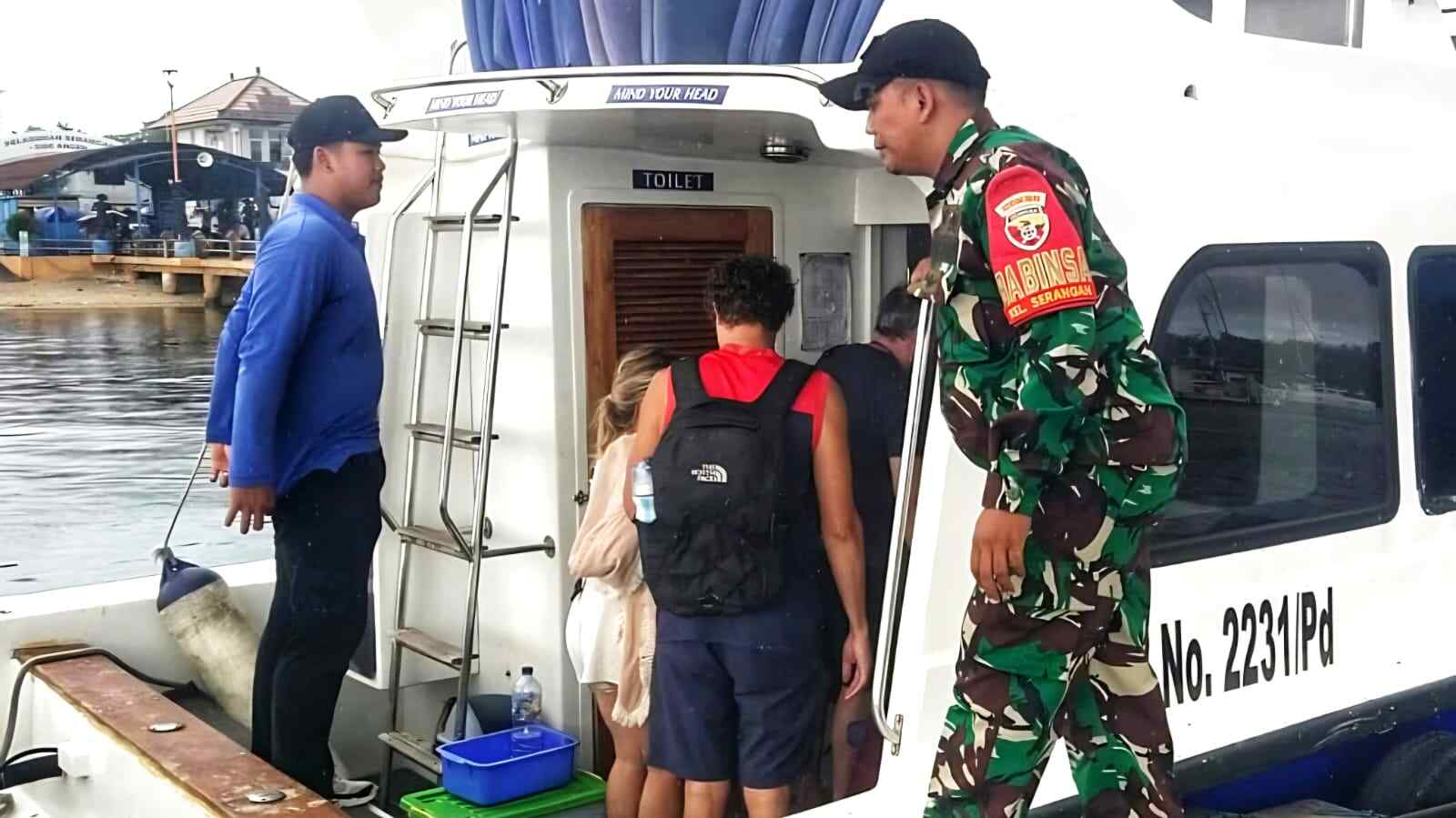 Babinsa Koptu I Komang Pasek memantau keamanan dan operasional posko di wilayah Serangan.
