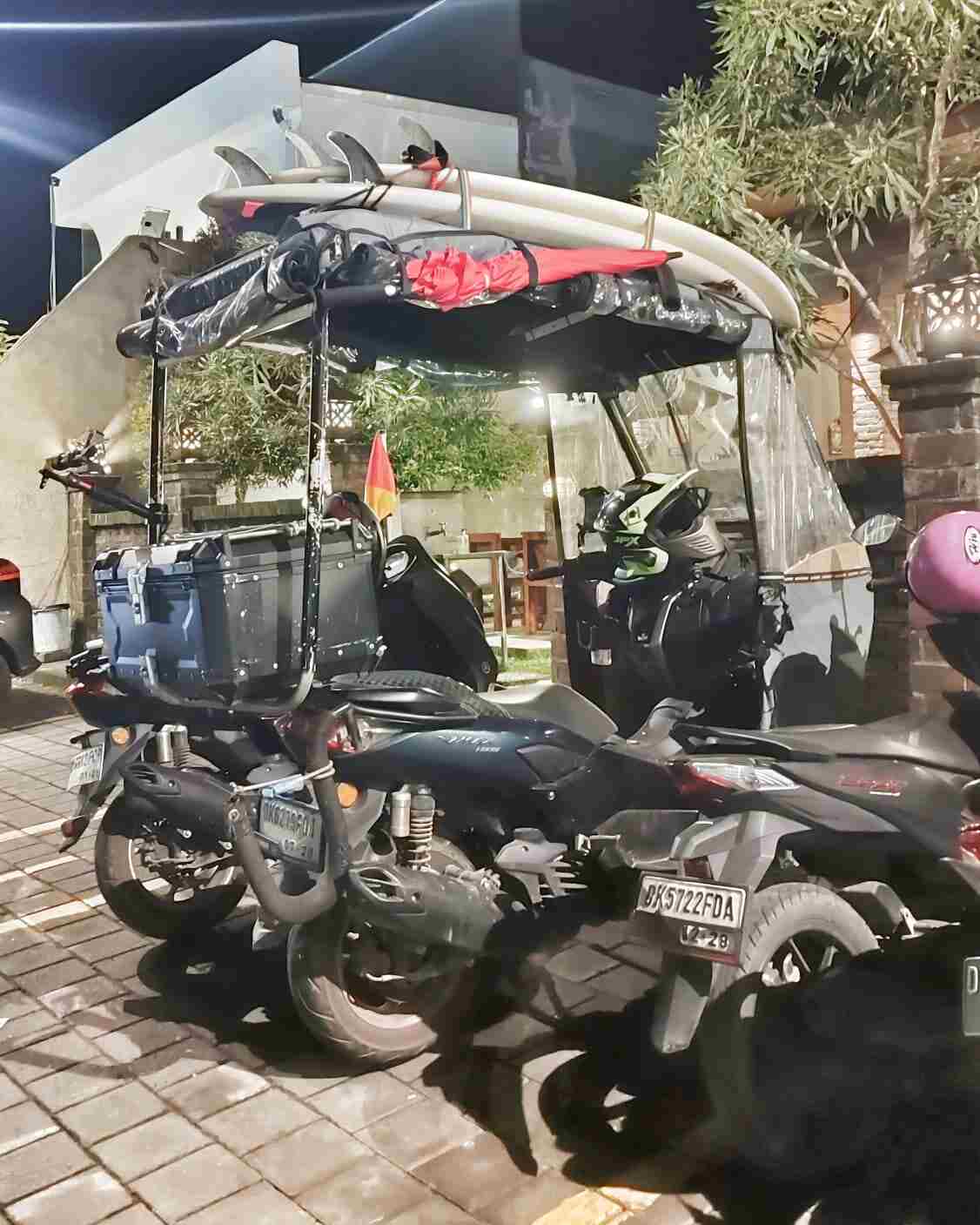 Suasana kehidupan di Bali yang mencerminkan pertemuan budaya dan gaya hidup.