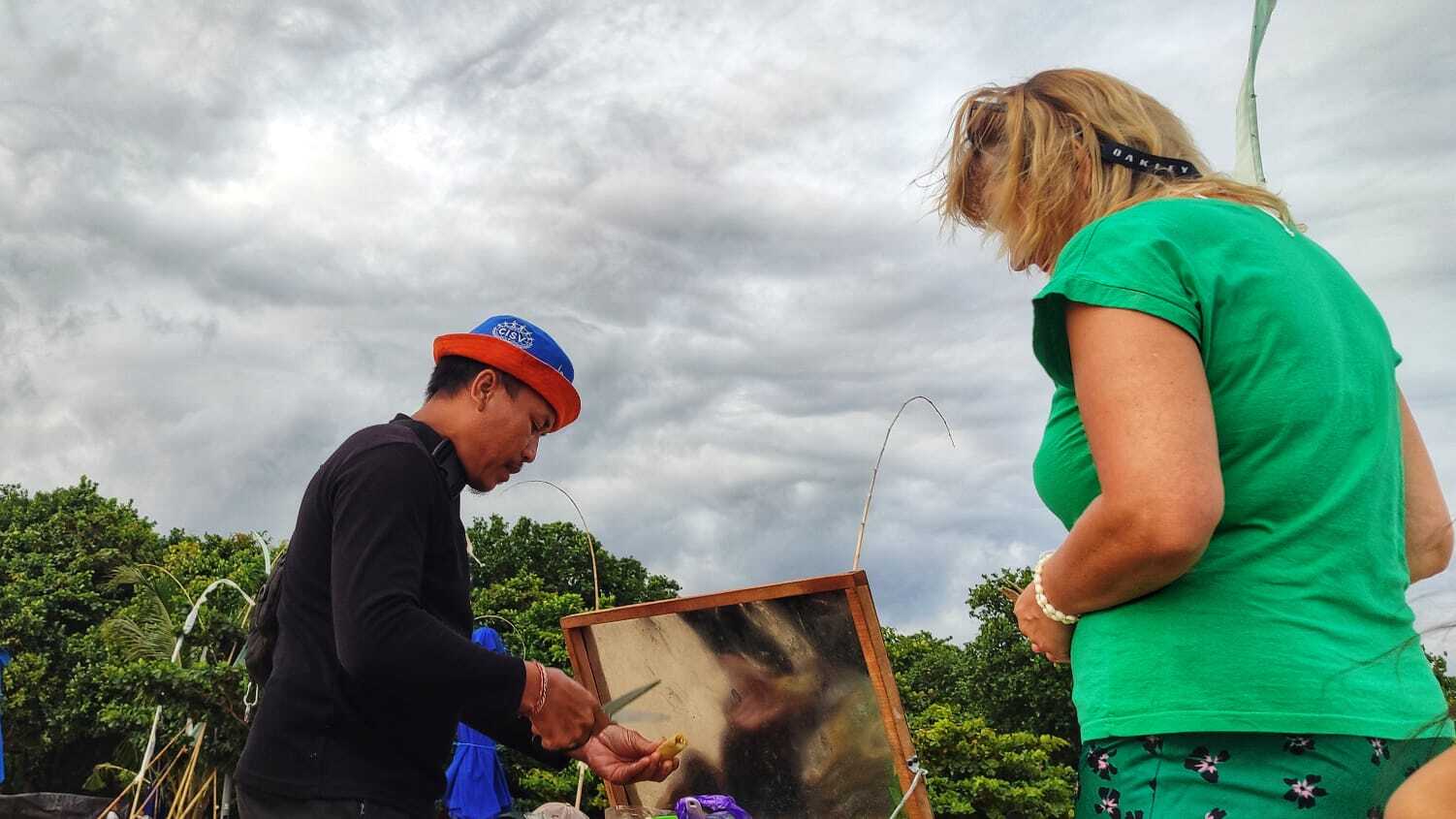 Interaksi antara masyarakat lokal dan wisatawan di kawasan Bali.