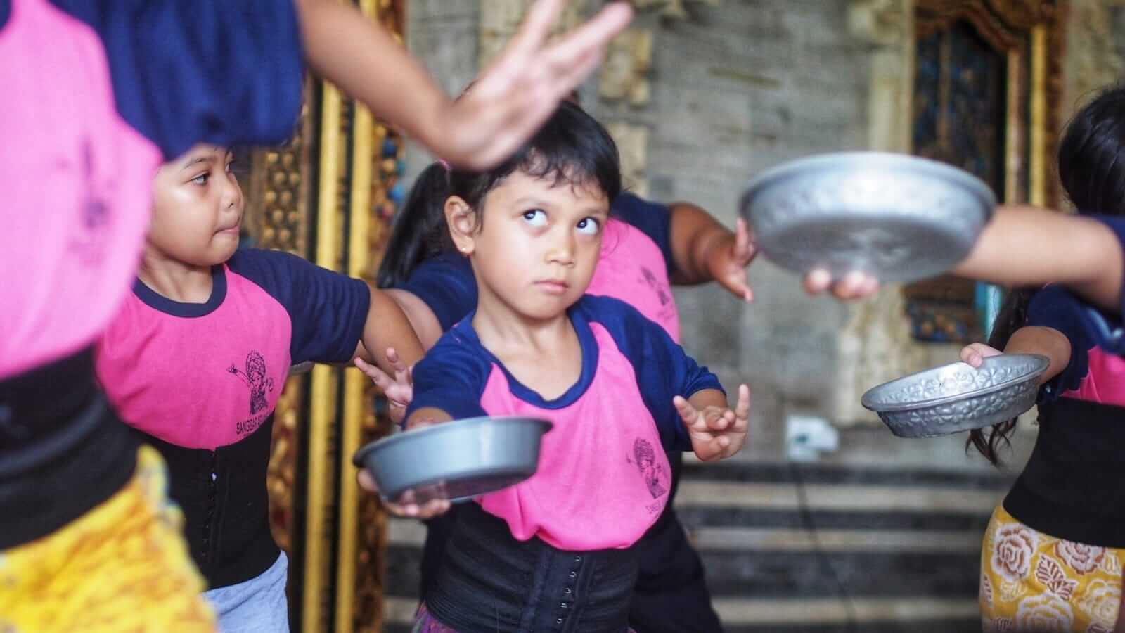 Anak-anak belajar menari Bali di Banjar Buana Kubu.