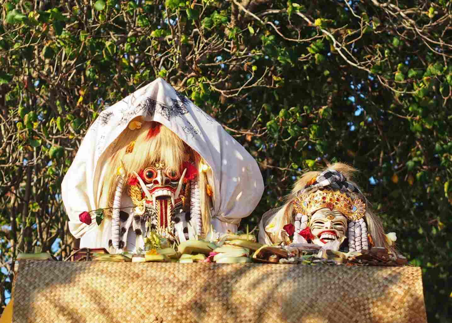Simbol atau wujud tradisi Bali yang berfungsi sebagai penjaga spiritual.